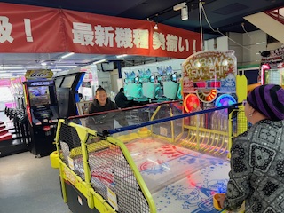 ゲームセンターで遊ぶスタッフ