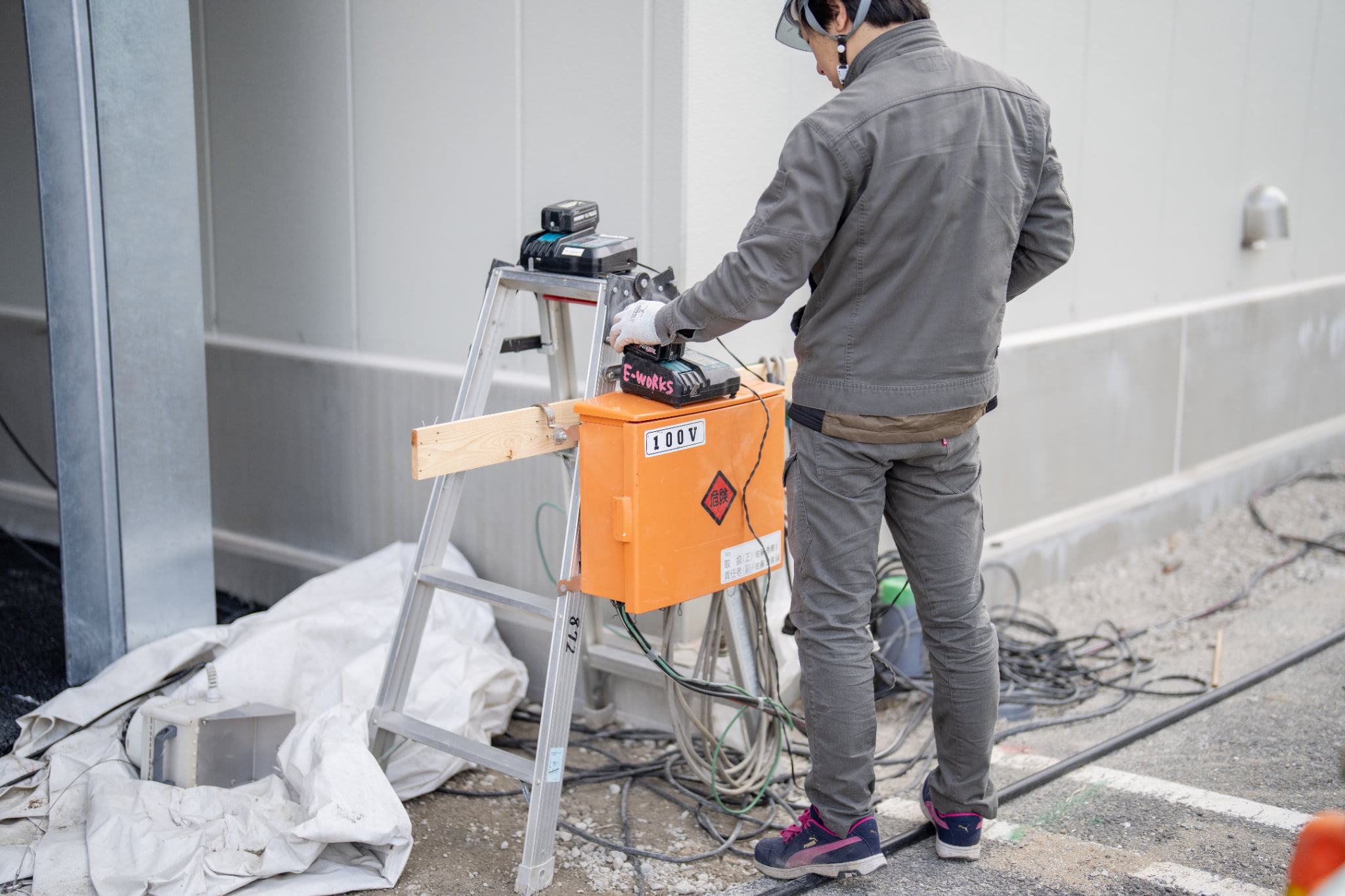 点検作業するスタッフ